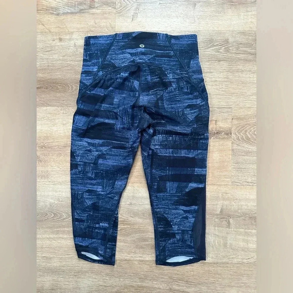 Lululemon Train Times Crop (17") Size 8
Transition Multi Midnight  Navy / Black - Picture 7 of 12